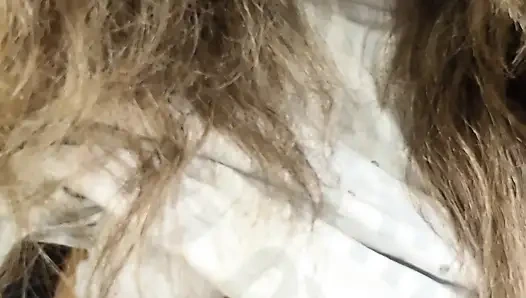 Aku berada di toilet umum dengan banyak orang di luar, dan aku perlu menyentuh diriku sendiri dan datang