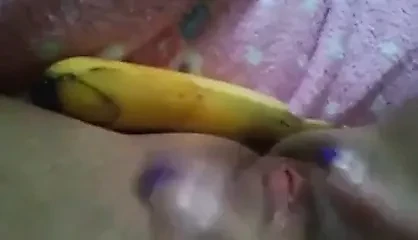 Arab ribanc maszturbál egy nagy banánnal