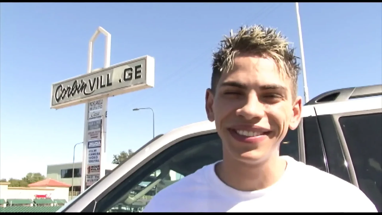 Her car broke down, guy helped, and this is how she shows her gratitude