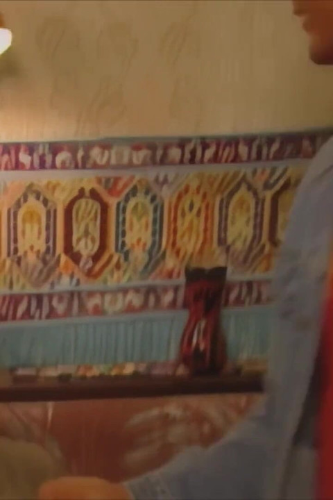 Plavuša Maca Prstima Mokru Pičku i Zadirkuje Dečke