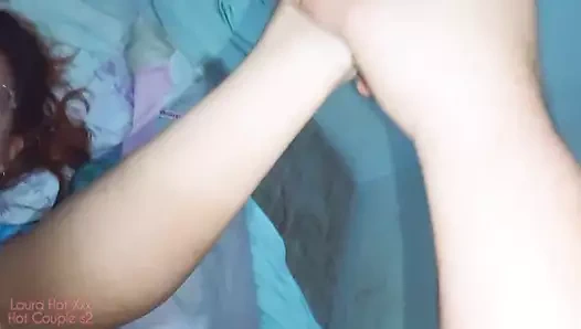 Götünü ve amcığını bana söylemeden önce ayakla mastürbasyon yapıyor