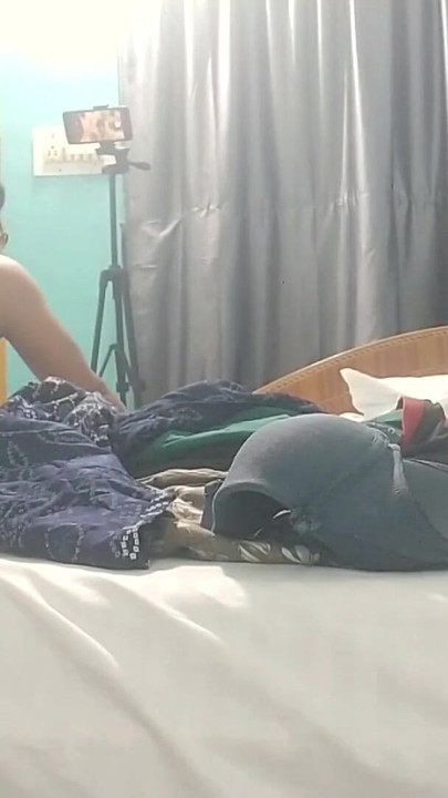 可爱的泰米尔名人女演员被色情导演性交，各种角度偷拍 | 短片 3