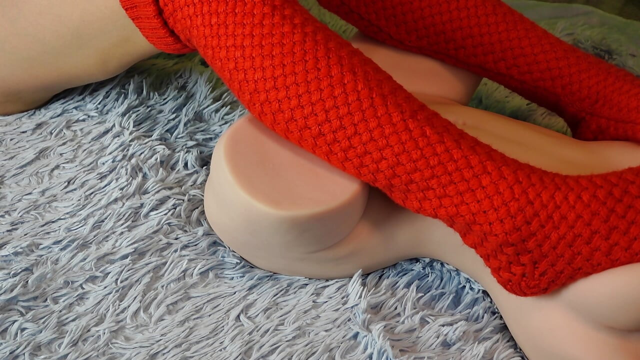 Lesbischer Fuß Spiel mit Puppe Stiefschwestern Füße Spaß Echte MILF große Brüste Kurzversion