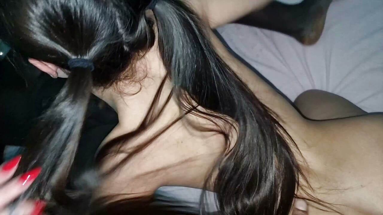 L’Italienne Martina Smeraldi n’arrête pas de squirter en se faisant baiser par 2 grosses bites noires