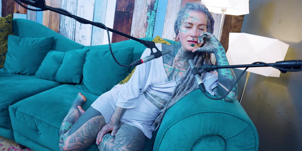 I talk about N - Needed - ASMR podcast SFW talk goth chudy dziewczyna dredy tatuaż model atramentem dziewczyna