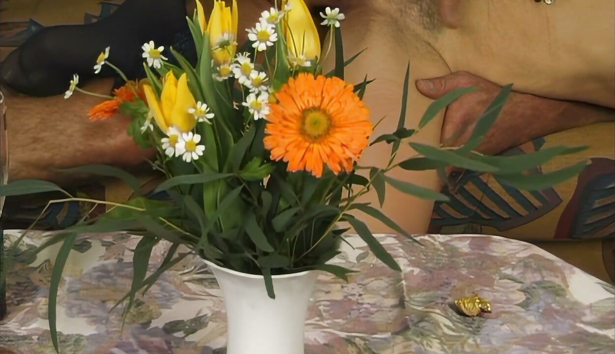 Blonde mature en bas chevauche une queue puis la suce