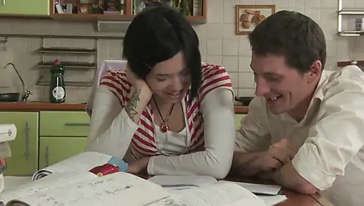 внутри, сцена 1: юная брюнетка Нетта Jade наслаждается анальным сексом на кухне