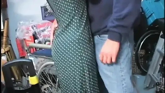 Смотри, как милфа с силиконовыми сисечками влезает на пол и сосет его пенис