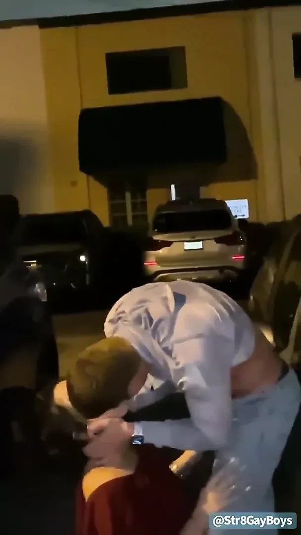 Чувак так возбужден, что каждый может пососать его хуй