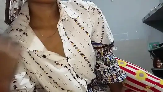 INDIAN BEAUTY QUEEN SHOWING HER BODY TO BOYFRIEND ACCIDENTLY VIDEO  GOME ON INTERNET