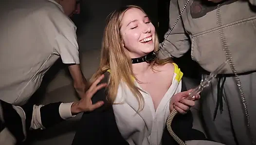 Teil 1 Auf der Party ficken Jungs mit großen Schwänzen ein süßes College-Mädchen