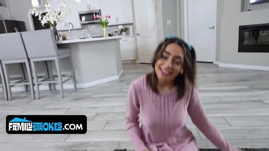 Adik tiri semok rambut cokelat vanessa moon dicrot di muka sama abang tirinya yang lagi sange berat