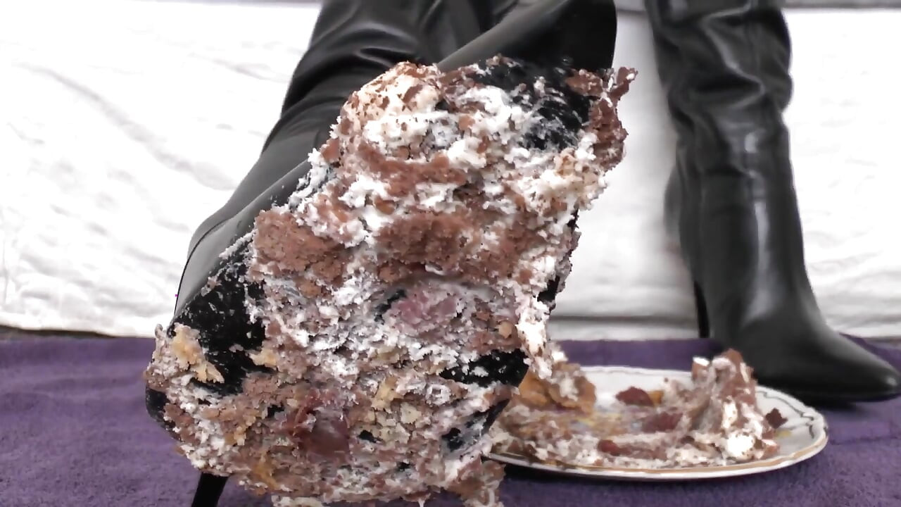 Une maîtresse fume et un gâteau de dessous de bottes, clip POV, Lady Victoria Valente