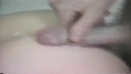 Dünnes blondes schätzchen zu explosivem orgasmus gefingert