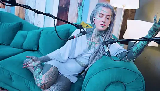 O hakkında konuşuyorum - Aş - asmr podcast sfw konuşuyor gotik sıska kız dreadlocks dövmeli model dövmeli kız
