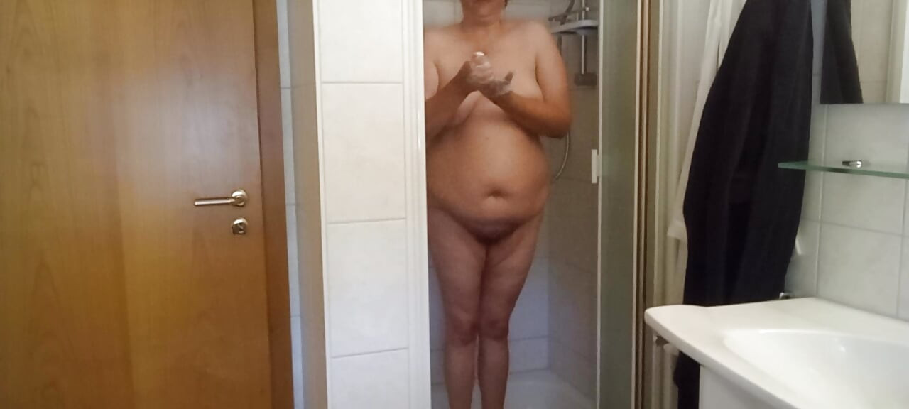Mature voluptuous woman shows off her wet curves