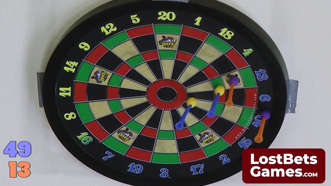 Sexy lesbische spielerinnen paaren sich zu einem strip-darts-spiel