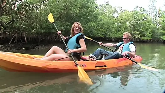 Memek sange lubang cewek sange ini dientot habis-habisan sampai lubangnya menganga lebar