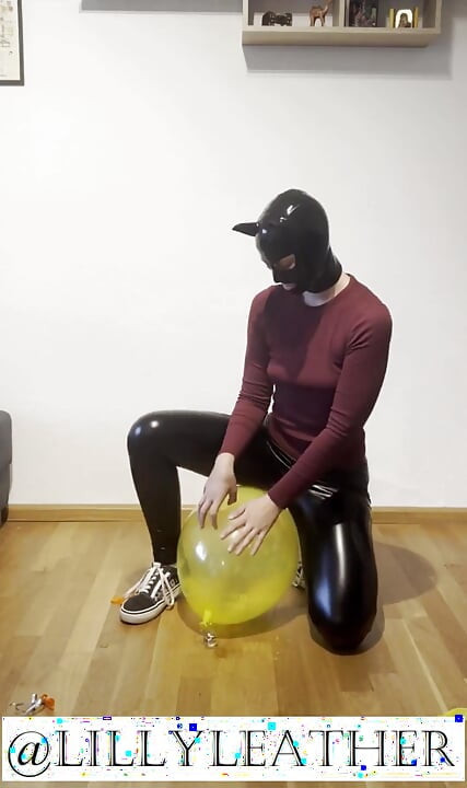 Looner Girl pops out 4 balões em roupa fofa e máscara de látex kitty