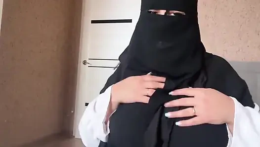 Сирийская девушка в хиджабе в розовых трусиках показывает ее дырки.