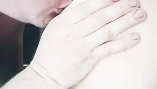 Хорошо лижи взбитые сливки с груди, много взбитых сливок