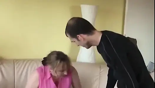 Schwanzbesessene schlampe schluckt sperma nach hartem tittenfick