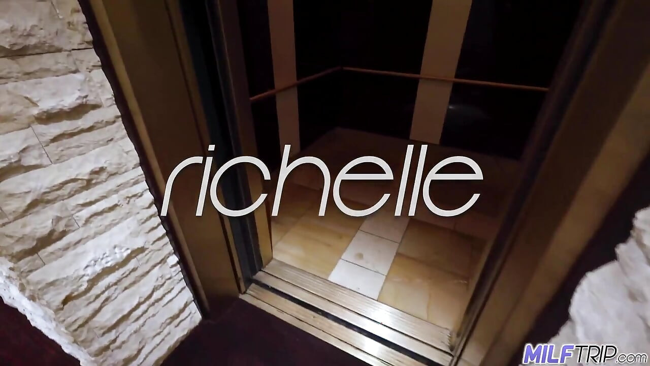 밀프 스트립 거유 포르노 스타 Richelle Ryan Twerks 밀프 엉덩이