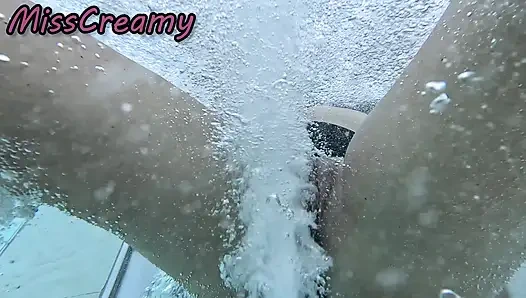 Memamerkan memekku di depan siswa di kolam renang dan membantuku masturbasi - sangat berisiko dengan orang dekat