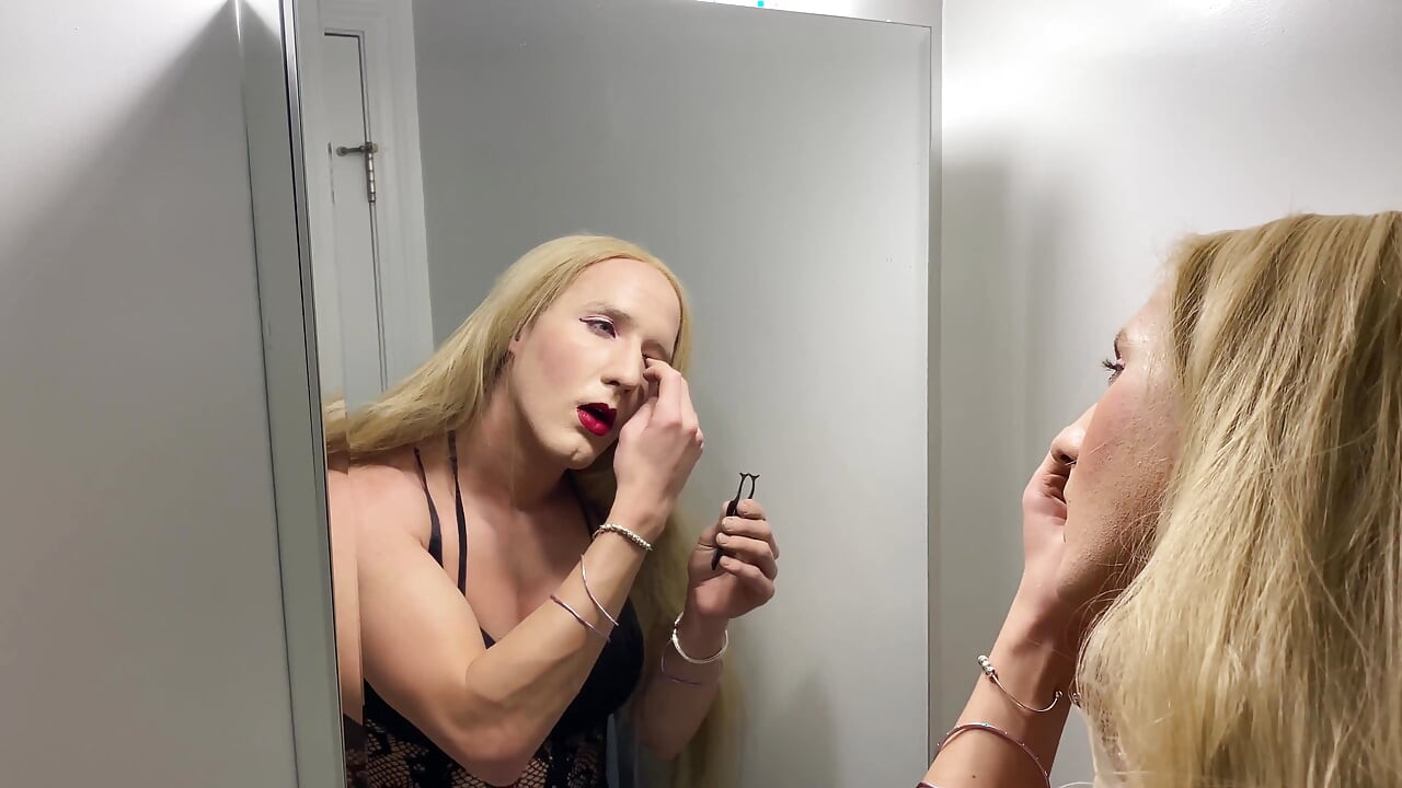 Fuld mandlig til kvindelig crossdressing-transformation