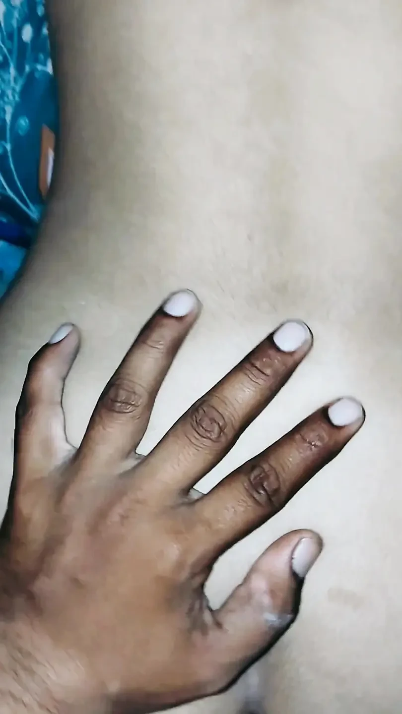 Girlfriend ke chut me ungli ghusa di closeup