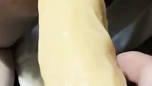 Istri mematokku dengan dildo besar