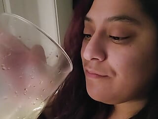 Latina pisse dans un verre et l'avale