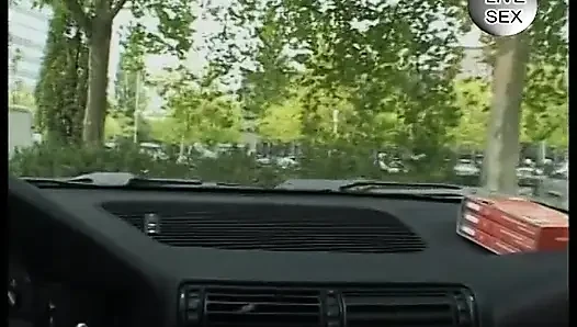 Edepsiz Alman sarışın vücudunu gösteriyor