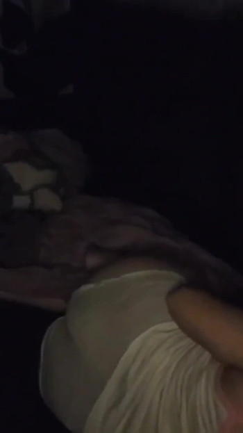 Epico momento da "maliziosa milf condivide il divano con giovani! il giovane è venuto a passare il fine settimana a casa sua, e lei "