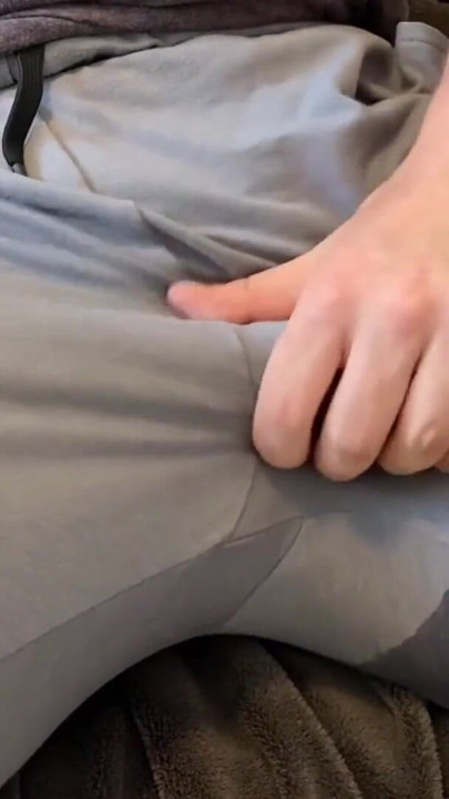 「ハンズフリーの大声で喘ぐ中出し、パンツで中出し、巨大な中出し、大声で男性の喘ぎ声」から必見の瞬間