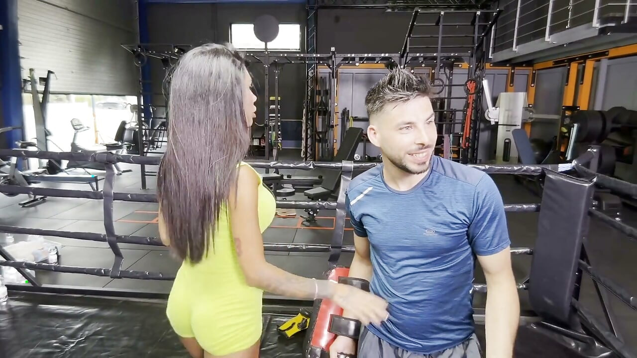 Un threesome foarte fierbinte în sala de sport cu antrenorul meu și iubita lui