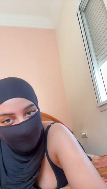 그녀의 엉덩이를 보여주는 두꺼운 히잡 미녀와 혼자 곡선을 쓰다듬어