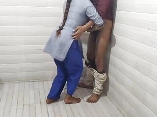 Indische student en leraar neuken in het toilet van de universiteit