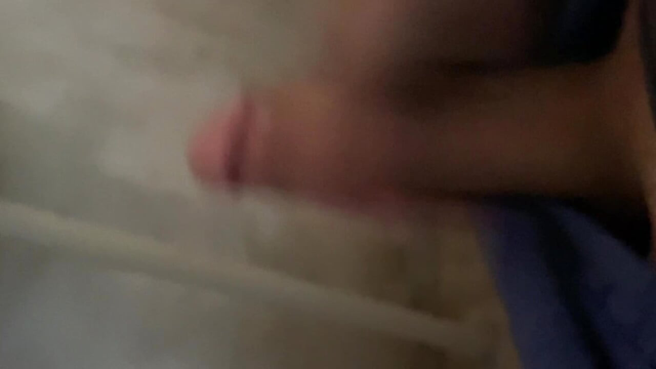 Horny in the toilet I had to cum a lot on the net... GusttaGGoficial