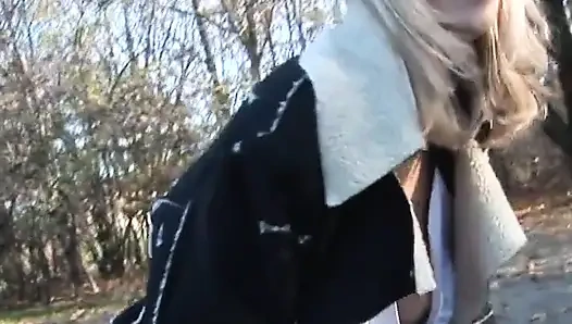 Блондинка с натуральными сиськами мастурбирует