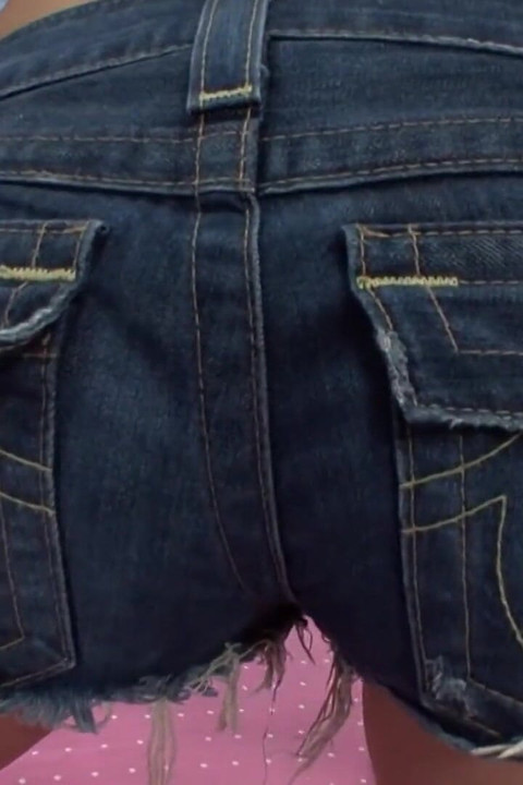 شقراء ساخنة تئن من اللذة بينما يدفع زب ضخم كسها المحلوق