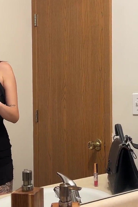 Фантазия-шлюшка лижет лизание и трахается грубо