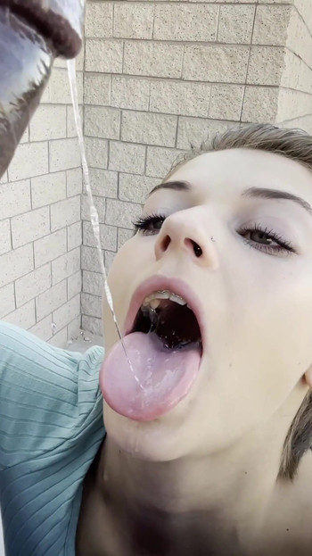 Menelan air mani berkrimnya secara awam