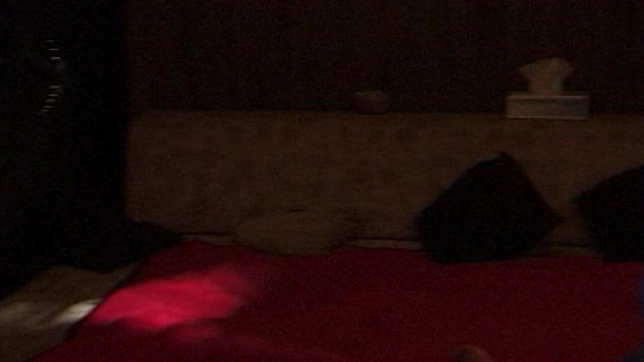 Blondin och brunett mogna brudar i hardcore fingering orgasm fest