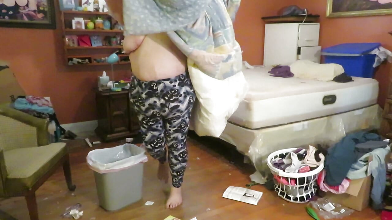 Limpe meu quarto vestida, depois sem sutiã