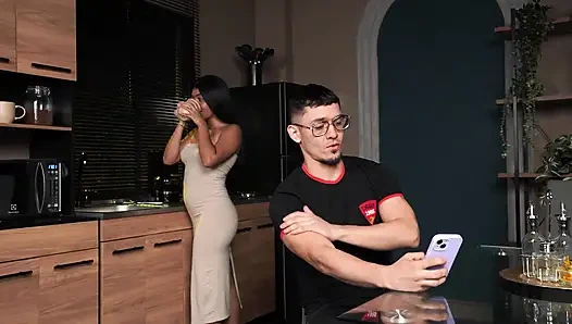 О нет, это было не мое намерение! - Смущенный сводный брат в конечном итоге занимается сексом с его стройной сводной сестрой