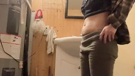 Hana Nimmt Eine Tasse Wasser, Putzt Ihre Muschi Im Badezimmer