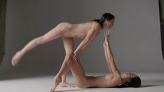 जूलियट और मैग्डेलेना नग्न नृत्य प्रदर्शन