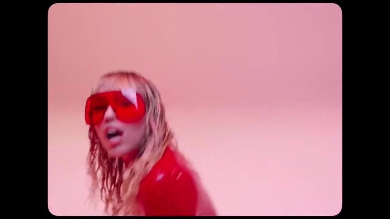 Miley cyrus u lateksu