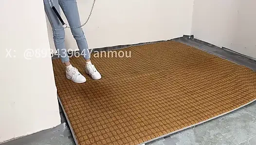 Gefangene das mädchen in engen jeans